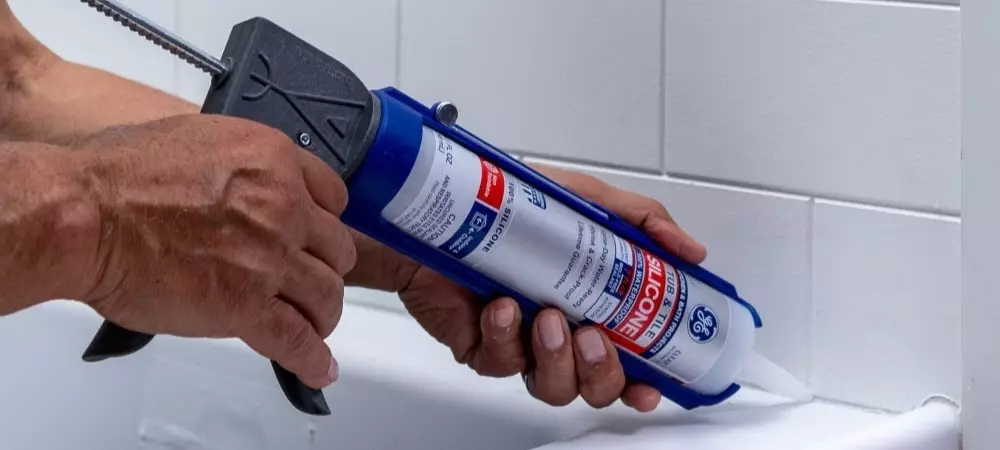 bathtub caulking service